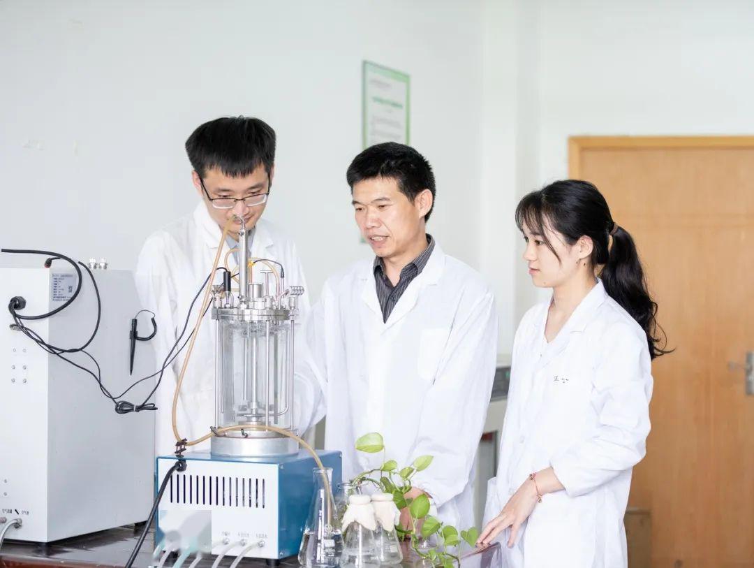 潛心教學為己任 服務地方顯擔當——記生物化工產品技術研發(fā)專家楊仲毅